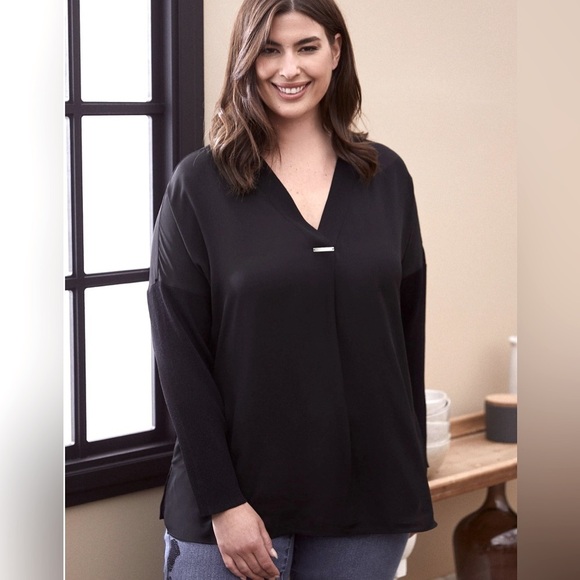 💚NWOT V-Neck Blouse with Metal Bar Detail – Dark Green (Size 16)💚 - Picture 2 of 10